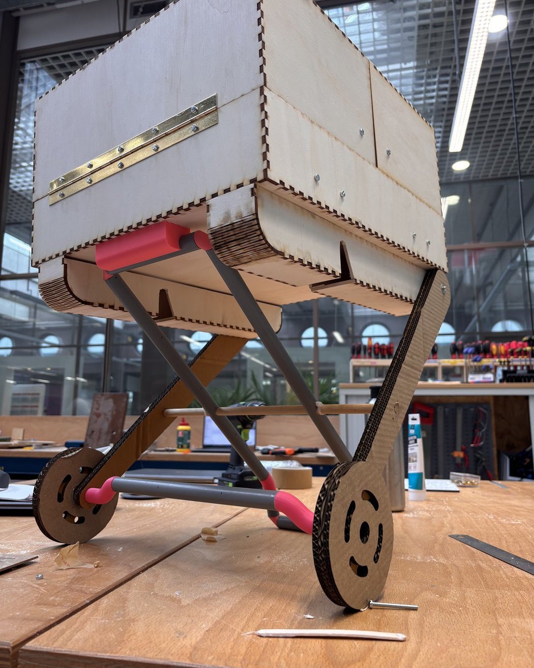 Test model of the rolling case on its folding legs